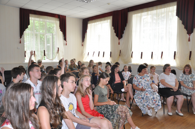 В Ставрополе школьники задали сто вопросов депутатам