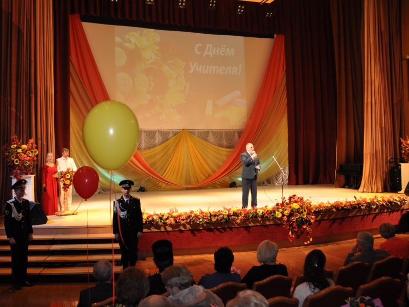 Георгий Колягин поздравил учителей с профессиональным праздником