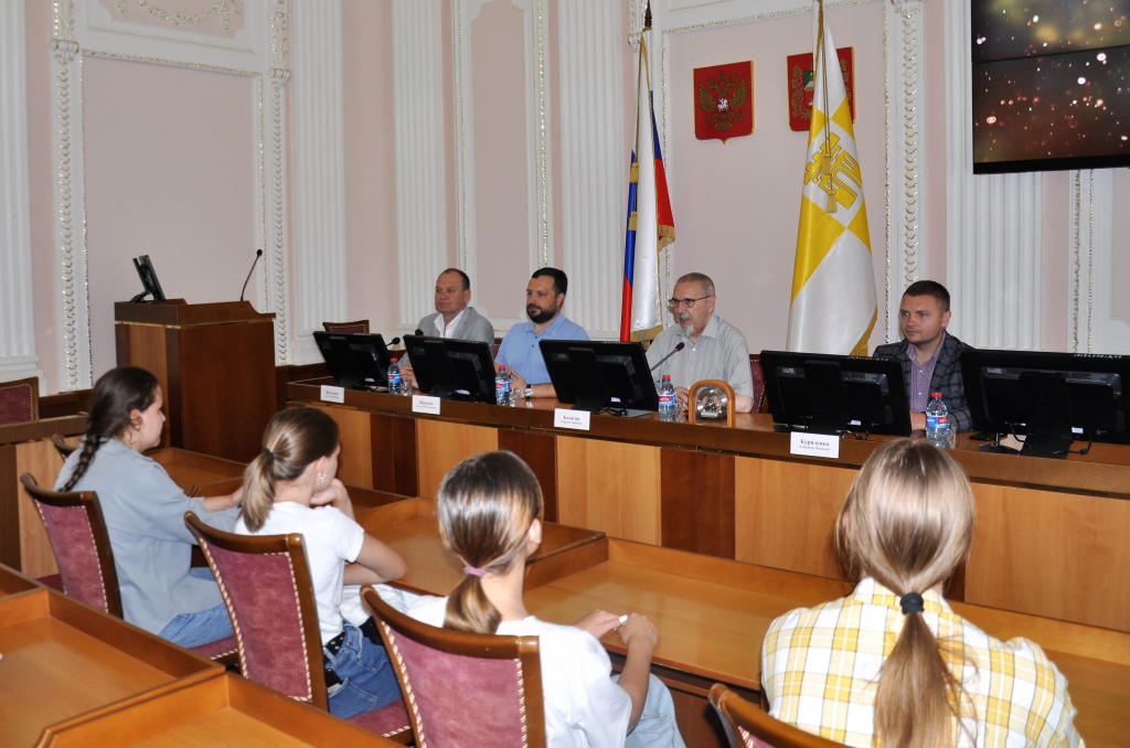 Каникулы в Думе: воспитанники детского лагеря «Лесная поляна» побывали в городском парламенте