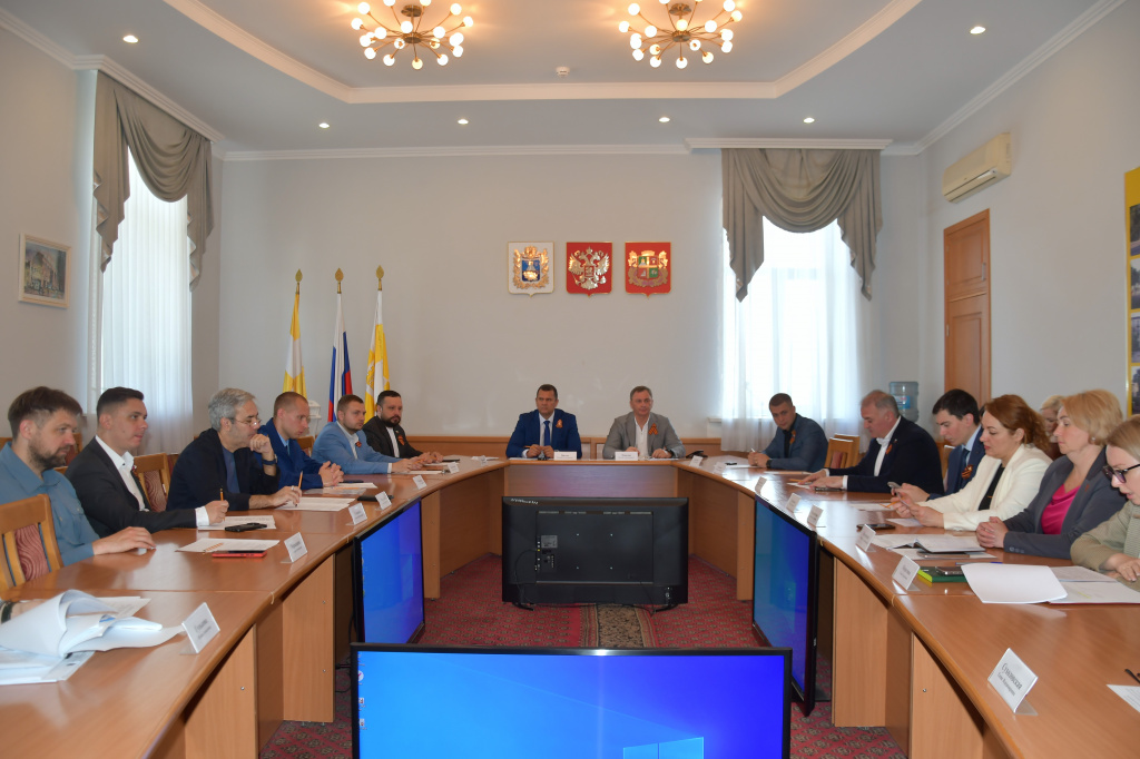 В городской Думе прошли заседания комитетов по градостроительству и по вопросам ЖКХ