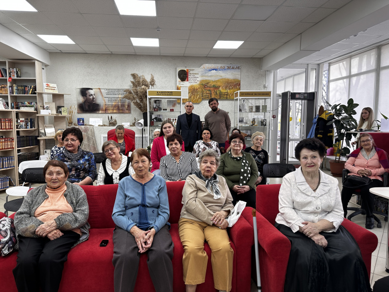 Наш тыл и фундамент, и светоч души: депутаты поздравили жительниц города с Днем матери