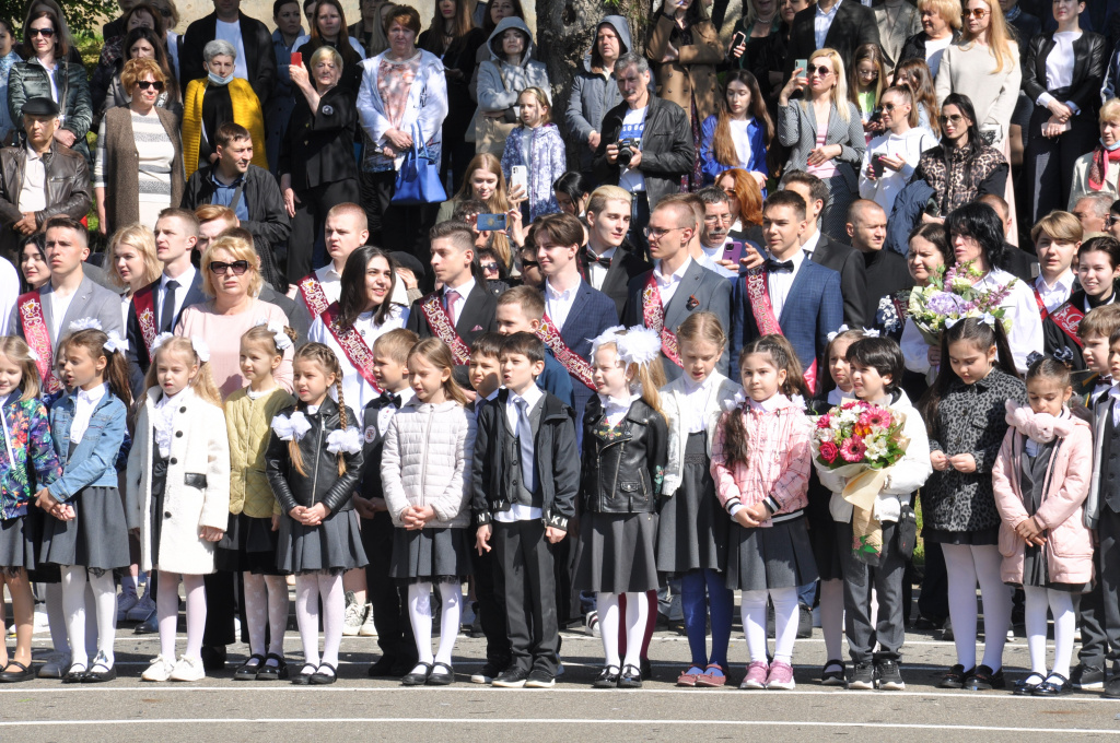 Пусть он станет прекрасным многоточием…  Для тысяч ставропольских выпускников 25 мая прозвенел последний звонок 