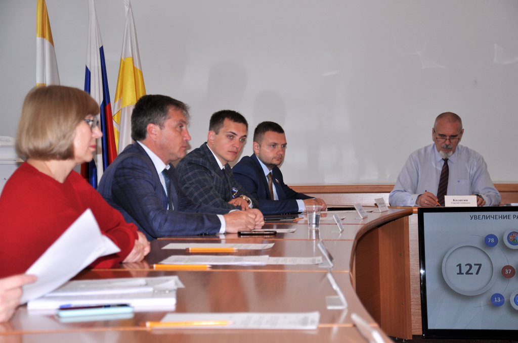 Корректировки бюджета и вопросы развития инициативного бюджетирования обсудили на заседании профильного комитета городского парламента