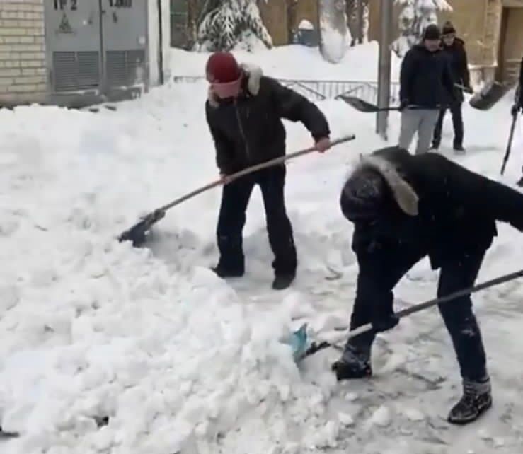 Не жди, пока придет дворник... Не жди, пока придет дворник...