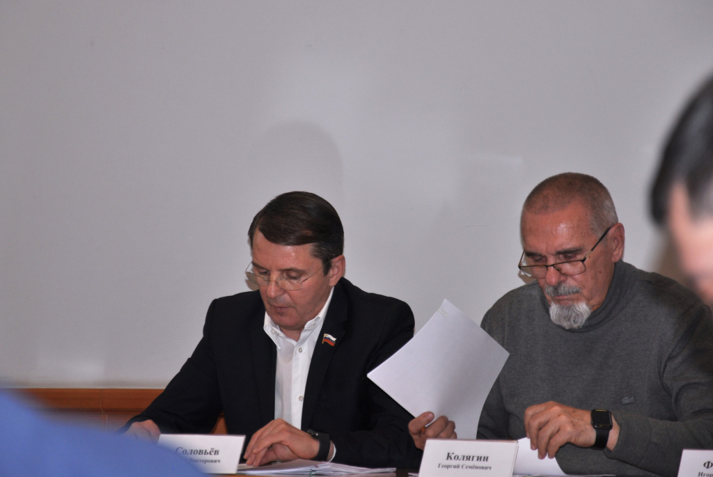 В городской Думе приступили к изучению проекта бюджета-2024