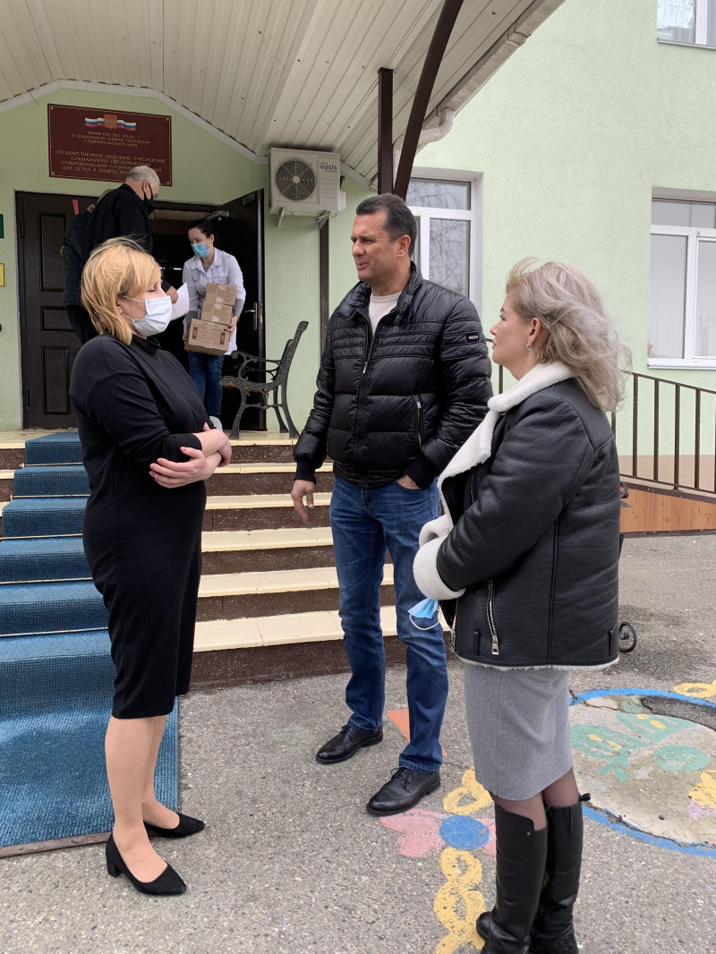 Коробки со сладостями в подарок от депутата