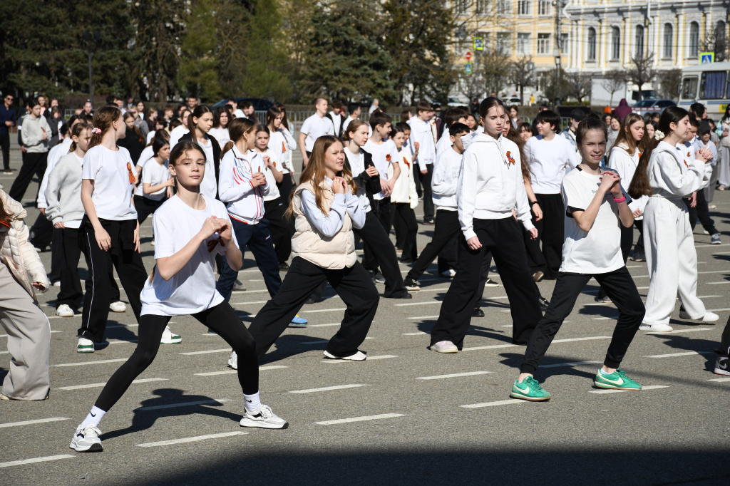 О спорт, ты – мир! Сотни ставропольских школьников встретили День здоровья бодрой зарядкой на площади Ленина