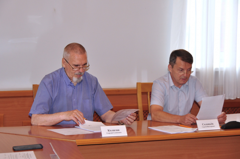 В рабочей повестке – наградные вопросы: в городской Думе прошло заседание комитета по законности