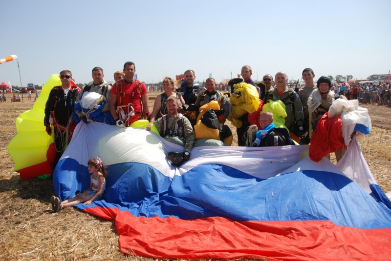 Ставропольские парашютисты десантировались на «Дне поля-2017»