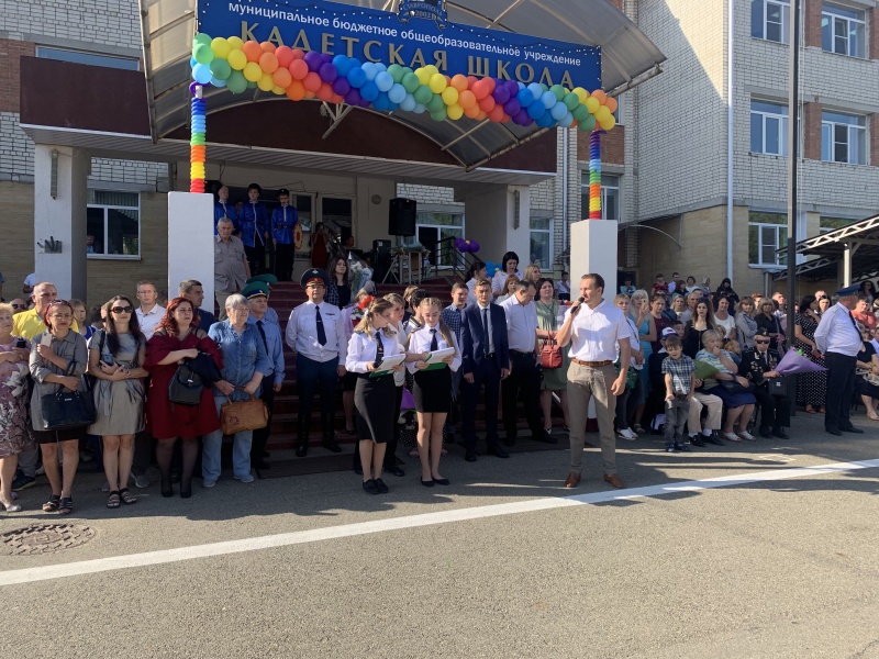 День знаний – это праздник книг, цветов, друзей, улыбок, света!  День знаний – это праздник книг, цветов, друзей, улыбок, света!