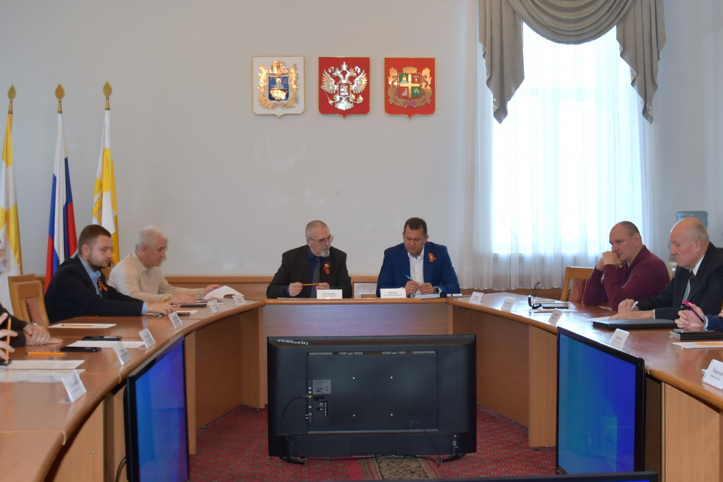 Евгений Пятак провел заседание комитета по градостроительству, земельным и имущественным отношениям