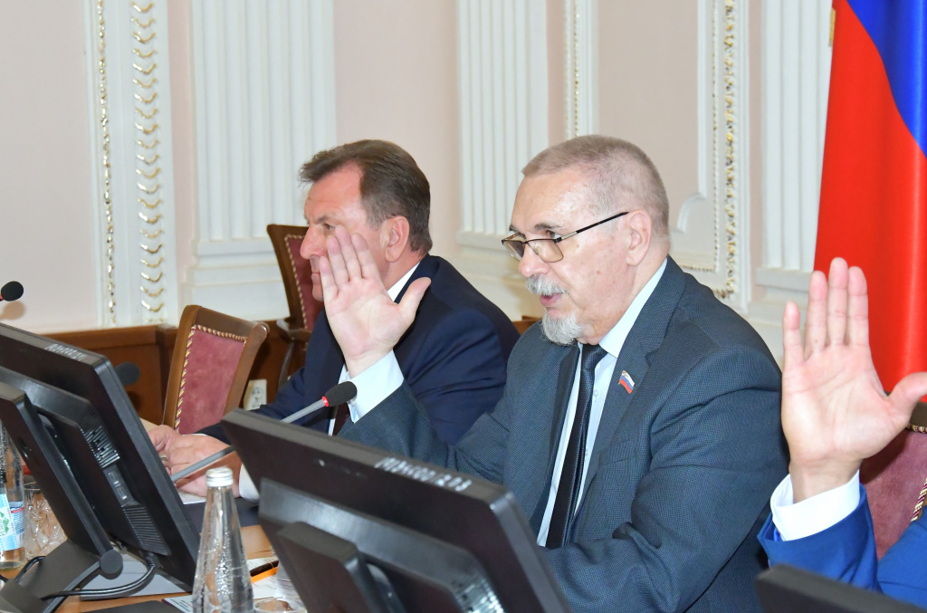 Увеличение выплат военнослужащим, корректировки бюджета, учреждение комитета транспортного обслуживания 