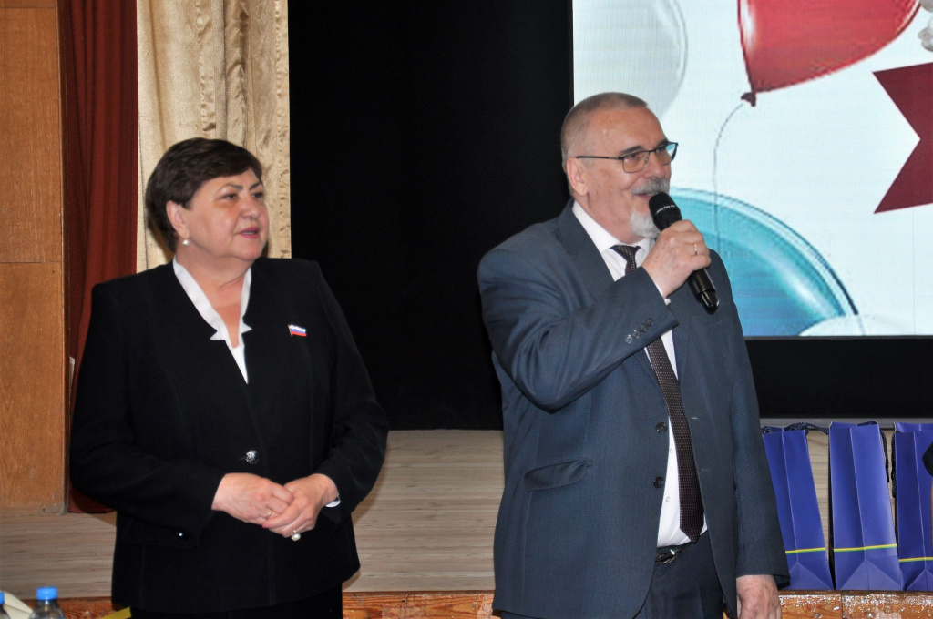 «Ваш путь открыт!»: Георгий Колягин и Валентина Муравьева поздравили выпускников школы-интерната № 36