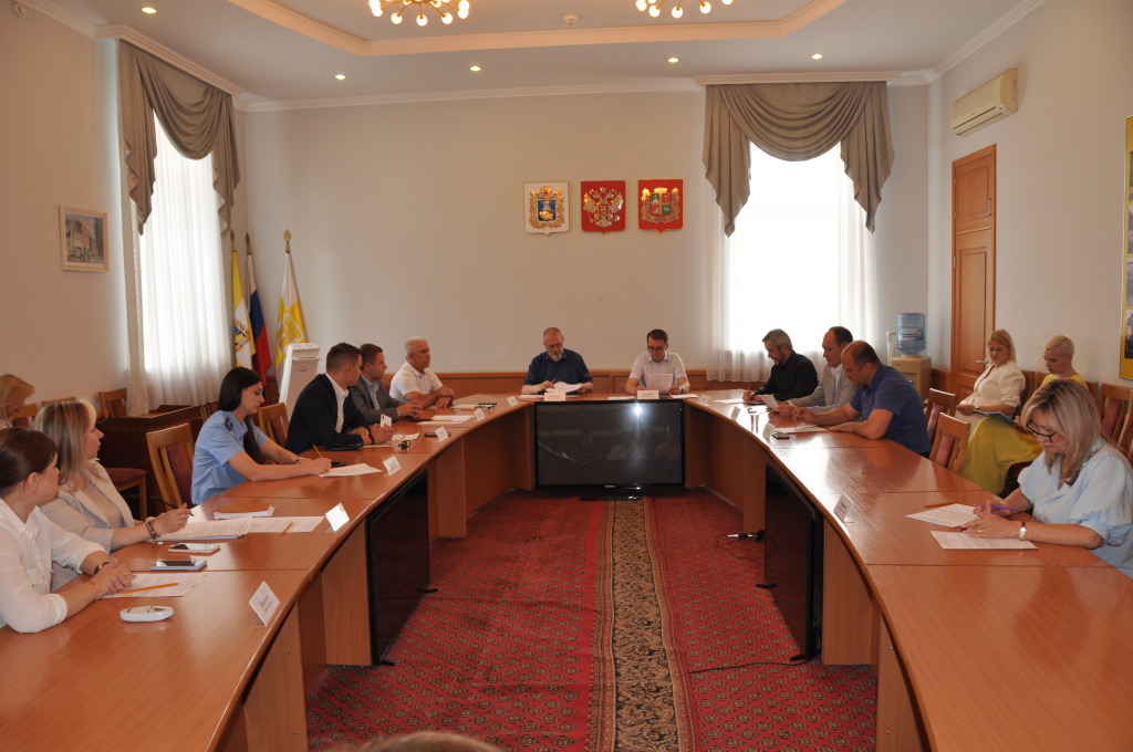 В Ставропольской городской Думе состоялось заседание комитета по законности, местному самоуправлению и развитию гражданского общества под председательством Сергея Соловьева