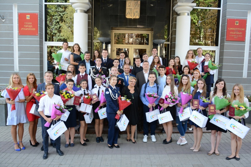 Алексей Хитров принял участие в церемонии награждения лучших учеников Ставрополя