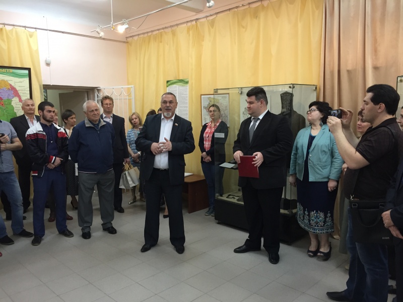 Спикер городской Думы Георгий Колягин посетил выставку, посвящённую культуре адыгейского народа