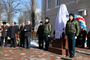 Память Героя России Владислава Духина отныне увековечена. Бюст прославленного ставропольца выполнил скульптор Николай Санжаров, а установили его во дворе Центра образования, где учился Владислав. В церемонии принял участие глава краевого центра Георг...