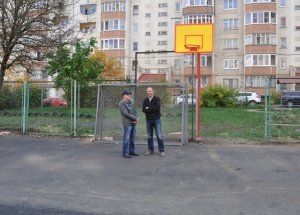 Новый облик спортплощадки на улице Макарова