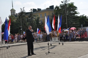 Глава города Ставрополя Георгий Колягин принял участие в праздничном мероприятии, посвященном Дню флага Российской Федерации