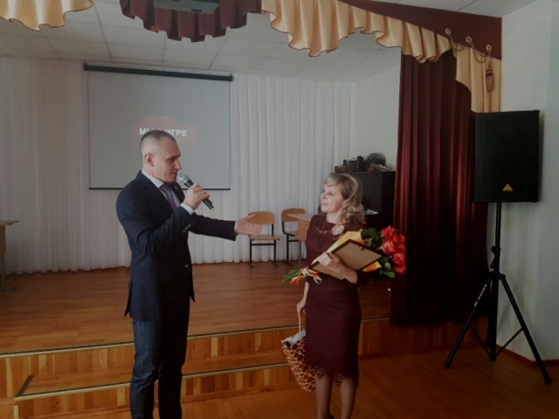 Александр Резников поздравил педагогов 42-й школы с профессиональным праздником